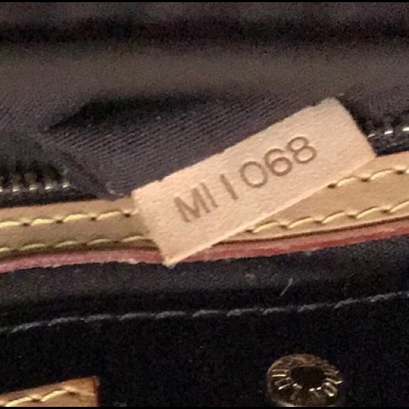 Authentic Louis Vuitton Vernis in Amarente - Picture 5 of 7